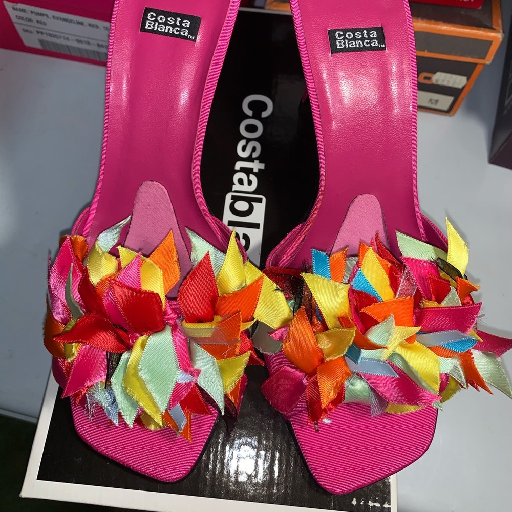 Multicolor pumps